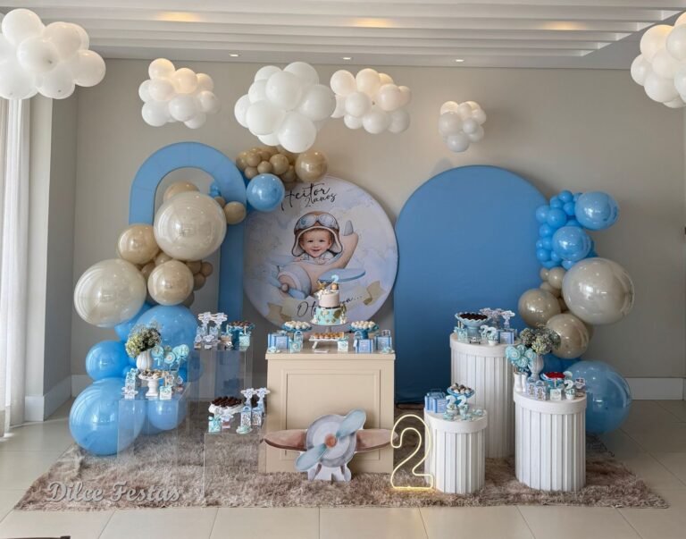 Leia mais sobre o artigo 2 Anos Aviador Painel Especial Redondo Personalizado! – Decoração em Balões com Arco Orgânico Azul e Areia