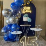 Leia mais sobre o artigo 15 Anos Painel Oval Azul Royal – Adulto – Decoração em Balões com Arco Orgânico Azul e Prata