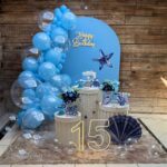 Leia mais sobre o artigo 15 Anos Fundo do Mar Azul Claro – Adulto – Decoração em Balões com Arco Orgânico Azul Claro Com Balões Boubble / Bolhas