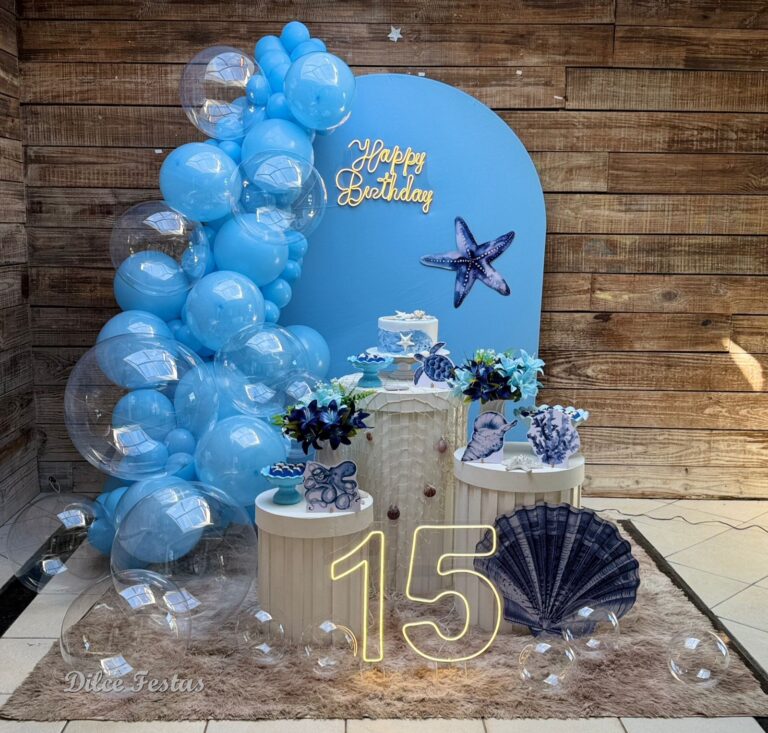 Leia mais sobre o artigo 15 Anos Fundo do Mar Azul Claro – Adulto – Decoração em Balões com Arco Orgânico Azul Claro Com Balões Boubble / Bolhas