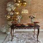 Leia mais sobre o artigo Celebre a Vida! Painel Retangular Dourado – Adulto – Decoração em Balões com Arco Orgânico Bege Areia e Dourado