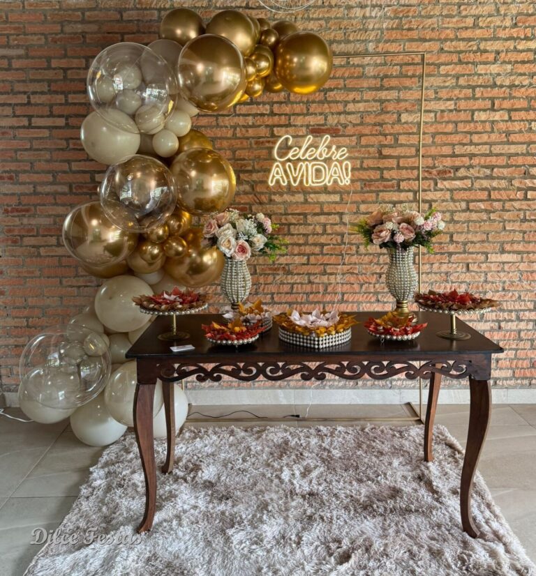 Leia mais sobre o artigo Celebre a Vida! Painel Retangular Dourado – Adulto – Decoração em Balões com Arco Orgânico Bege Areia e Dourado