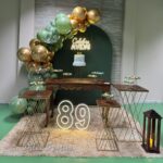 Leia mais sobre o artigo 89 Anos Celebre a Vida! Painel Oval Verde Eucalipto – Adulto  Decoração em Balões com Arco Orgânico Verde e Dourado