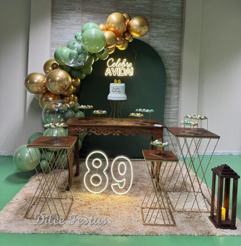 Leia mais sobre o artigo 89 Anos Celebre a Vida! Painel Oval Verde Eucalipto – Adulto  Decoração em Balões com Arco Orgânico Verde e Dourado