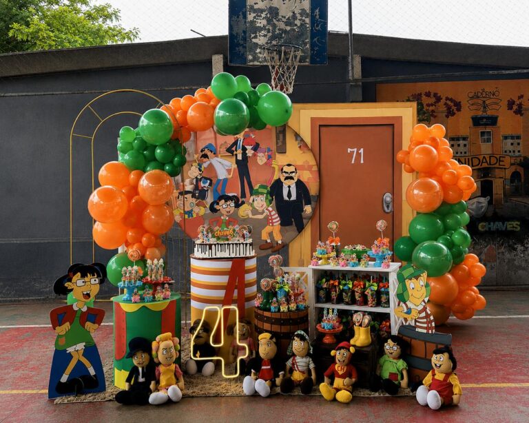 Leia mais sobre o artigo Chaves Painel Redondo e Painel Porta 71 – Decoração em Balões com Arco Orgânico Verde e Laranja