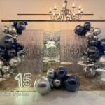 Leia mais sobre o artigo 15 Anos Glitter Prata – Adulto – Decoração em Balões com Arco Orgânico Azul Marinho e Prata