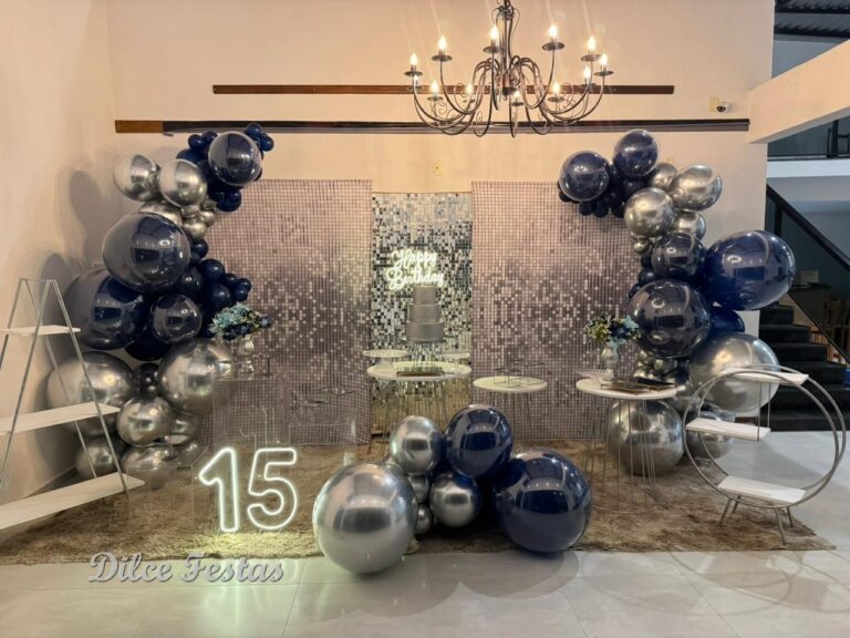 Leia mais sobre o artigo 15 Anos Glitter Prata – Adulto – Decoração em Balões com Arco Orgânico Azul Marinho e Prata