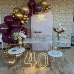 Leia mais sobre o artigo 40 Anos Painel Ripado Bege – Adulto – Decoração em Balões com Arco Orgânico Dourado e Vermelho Vinho