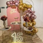 Leia mais sobre o artigo 15 Anos Painel Oval Ripado Bege – Adulto – Decoração em Balões com Arco Orgânico Azul Dourado e Rose