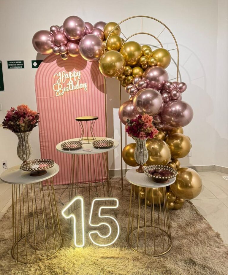 Leia mais sobre o artigo 15 Anos Painel Oval Ripado Bege – Adulto – Decoração em Balões com Arco Orgânico Azul Dourado e Rose