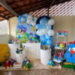 Leia mais sobre o artigo Galinha Pintadinha Painel Oval e Portal – Decoração em Balões com Arco Orgânico Azul Claro e Branca