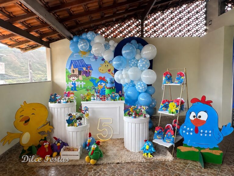 Leia mais sobre o artigo Galinha Pintadinha Painel Oval e Portal – Decoração em Balões com Arco Orgânico Azul Claro e Branca