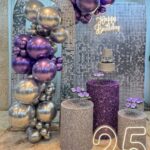 Leia mais sobre o artigo 15 Anos Painel Efeito Lantejoula Prata – Adulto – Trabalho em Balões com Arco Orgânico Prata e Violeta/Roxo