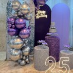 Leia mais sobre o artigo 25 Anos Painel Oval Roxo e Lilás – Adulto -Trabalho em Balões com Arco Orgânico Prata e Violeta/Roxo