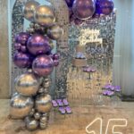 Leia mais sobre o artigo 15 Anos Painel Lantejoula Prata – Adulto – Trabalho em Balões com Arco Orgânico Prata e Violeta/Roxo