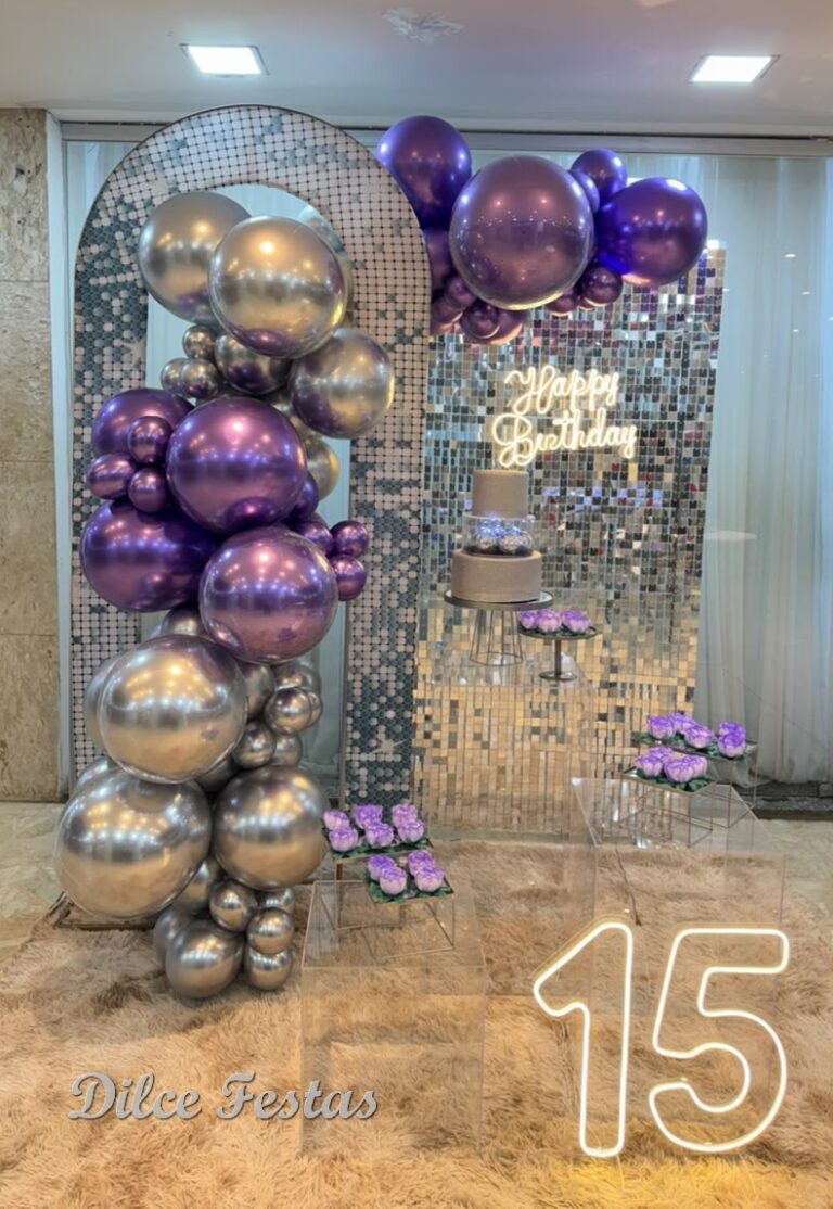 Leia mais sobre o artigo 15 Anos Painel Lantejoula Prata – Adulto – Trabalho em Balões com Arco Orgânico Prata e Violeta/Roxo