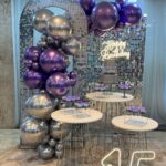Leia mais sobre o artigo 15 Anos Painel Lantejoula Prata – Adulto – Trabalho em Balões com Arco Orgânico Prata e Violeta/Roxo