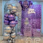 Leia mais sobre o artigo 15 Anos Painel Efeito Lantejoula Roxo- Adulto – Trabalho em Balões com Arco Orgânico Prata e Violeta/Roxo