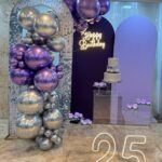 Leia mais sobre o artigo 25 Anos Painel Oval Roxo e Lilás- Adulto – Trabalho em Balões com Arco Orgânico Prata e Violeta/Roxo