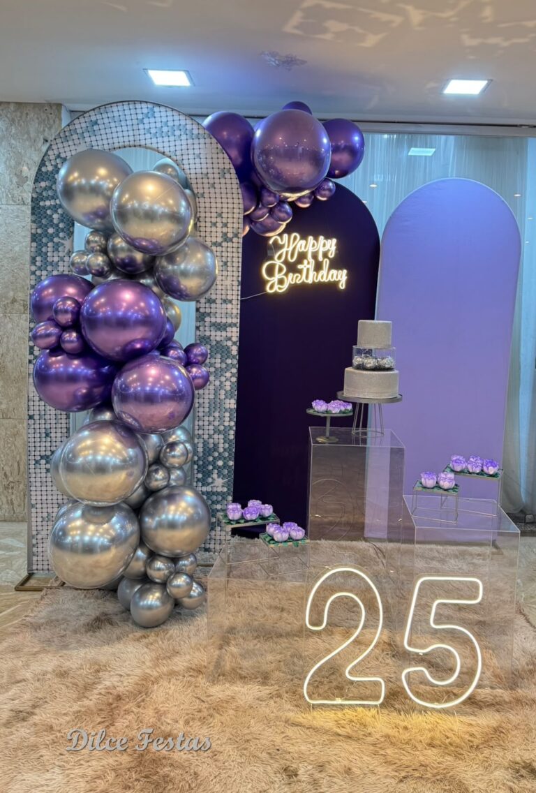 Leia mais sobre o artigo 25 Anos Painel Oval Roxo e Lilás- Adulto – Trabalho em Balões com Arco Orgânico Prata e Violeta/Roxo