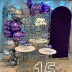Leia mais sobre o artigo 15 Anos Painel Lantejoula E Oval Roxo – Adulto -Trabalho em Balões com Arco Orgânico Prata e Violeta/Roxo