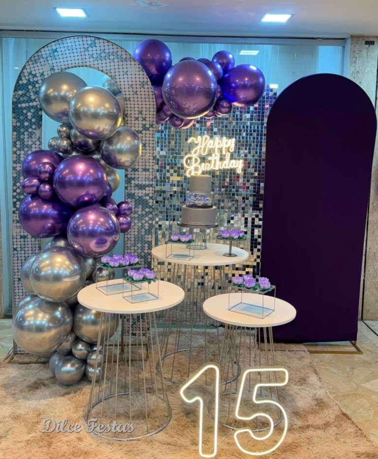 Leia mais sobre o artigo 15 Anos Painel Lantejoula E Oval Roxo – Adulto -Trabalho em Balões com Arco Orgânico Prata e Violeta/Roxo