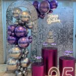 Leia mais sobre o artigo 15 Anos Painel Efeito Lantejoula Prata – Adulto – Trabalho em Balões com Arco Orgânico Prata e Violeta/Roxo