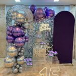 Leia mais sobre o artigo 15 Anos Painel Lantejoula Prata e Oval Roxo – Adulto – Trabalho em Balões com Arco Orgânico Prata e Violeta/Roxo