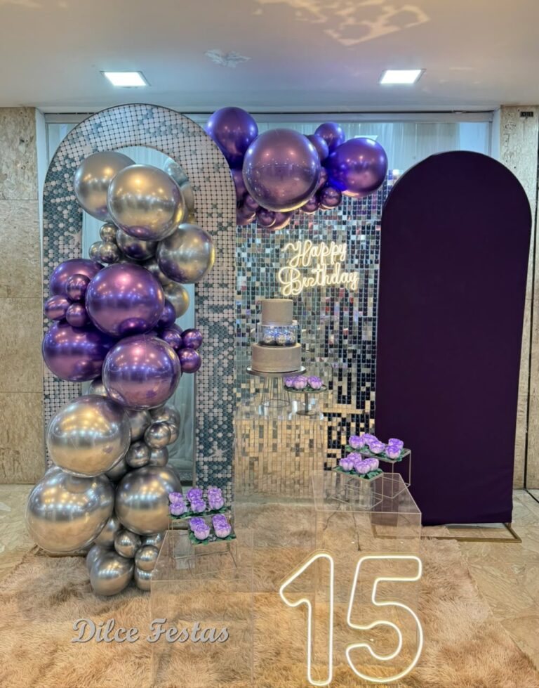 Leia mais sobre o artigo 15 Anos Painel Lantejoula Prata e Oval Roxo – Adulto – Trabalho em Balões com Arco Orgânico Prata e Violeta/Roxo