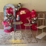 Leia mais sobre o artigo 15 Anos Painel Oval Pink – Adulto – Trabalho em Balões com Arco Orgânico Prata e Rosa Pink