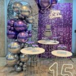 Leia mais sobre o artigo 15 Anos Painel Efeito Lantejoula Roxo – Adulto – Trabalho em Balões com Arco Orgânico Prata e Violeta/Roxo