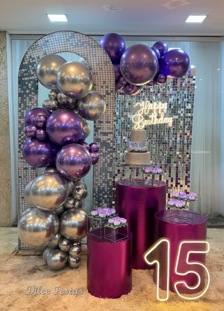 Leia mais sobre o artigo 15 Anos Painel Lantejoula Prata – Adulto – Trabalho em Balões com Arco Orgânico Prata e Violeta/Roxo