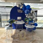 Leia mais sobre o artigo 90 Anos Painel Oval/Romano Azul – Adulto – Trabalho em Balões com Arco Orgânico Prata e Azul Royal